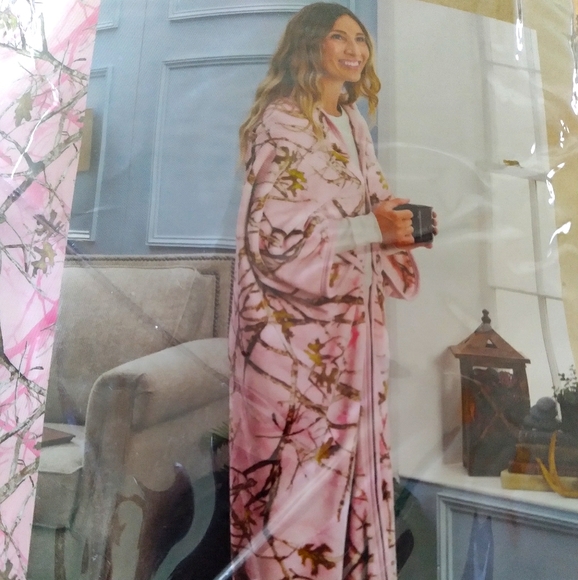 ULTRA PLUSH WOMANS THROW/ROBE - Picture 1 of 4